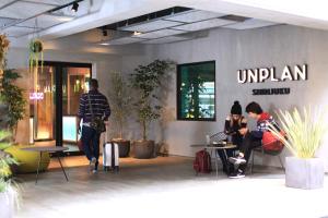 eine Gruppe von Menschen, die in einer Lobby sitzen in der Unterkunft UNPLAN Shinjuku in Tokio