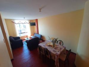 萬卡約的住宿－Departamento cerca al centro de Huancayo.，客厅配有桌子和沙发