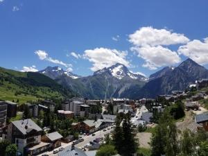 a view of a town with mountains in the background at Magnifique Vue Centre Station in Les Deux Alpes