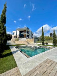 Bazén v ubytovaní VILLA CALIFORNIENNE with Spa, cinema, jacuzzi & pool in Mougins alebo v jeho blízkosti