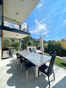 Balkón alebo terasa v ubytovaní VILLA CALIFORNIENNE with Spa, cinema, jacuzzi & pool in Mougins