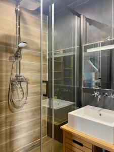 Kúpeľňa v ubytovaní VILLA CALIFORNIENNE with Spa, cinema, jacuzzi & pool in Mougins