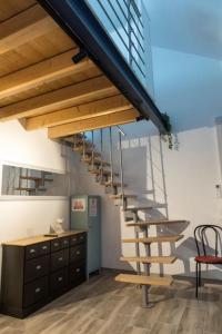 eine Treppe in einem Zimmer mit einem Schreibtisch und einem Stuhl in der Unterkunft Le clos de Tanvol 2 -parking gratuit- climatisation-terrasse in Viriat