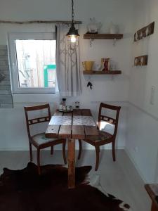 - une table en bois et 2 chaises dans une chambre dans l'établissement Ferienhaus mit Minibauernhof, à Munster im Heidekreis