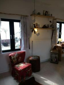 Ferienhaus mit Minibauernhof的休息区
