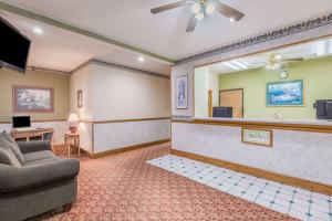 Lobby alebo recepcia v ubytovaní Super 8 by Wyndham Platte City Kansas City Area
