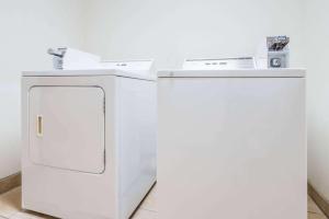 Gallery image of Super 8 by Wyndham Platte City Kansas City Area in Platte City +16 photos