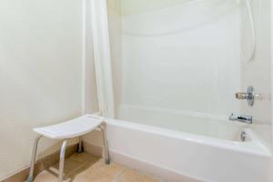 Ett badrum på Super 8 by Wyndham Platte City Kansas City Area