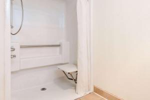 Koupelna v ubytování Super 8 by Wyndham Platte City Kansas City Area