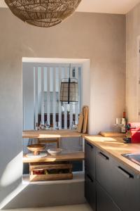 eine Küche mit einer Theke und einem Tisch in der Unterkunft Spacious & Luxury villa in centre Ibiza in Santa Gertrudis