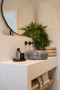 ein Bad mit einem Waschbecken und einem Spiegel in der Unterkunft Spacious & Luxury villa in centre Ibiza in Santa Gertrudis