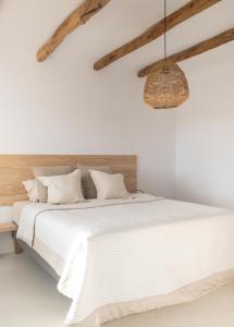 una camera da letto con un grande letto con lenzuola bianche di Spacious & Luxury villa in centre Ibiza a Santa Gertrudis de Fruitera