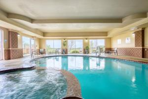 uma grande piscina num quarto de hotel em Holiday Inn Express Hotel & Suites Terrell, an IHG Hotel em Terrell