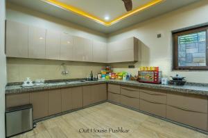 Kuchyň nebo kuchyňský kout v ubytování Out House Pushkar