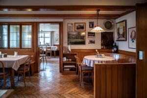 uma sala de jantar com duas mesas e cadeiras em Gasthof Löwen Tosters em Feldkirch