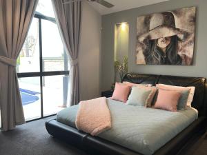 亚勒旺加Luxury at Linthorpe的卧室里有一张床，墙上挂着一幅画