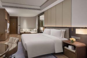 Кровать или кровати в номере Wyndham Grand Lishui Downtown & Poetry Hotel