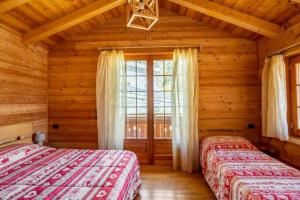 A bed or beds in a room at B&B Chalet Il Picchio