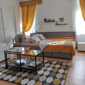 1 dormitorio con cama y mesa de centro en Forts en Lisboa