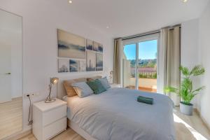 Posteľ alebo postele v izbe v ubytovaní VB Palm Avenue 1BDR Apt