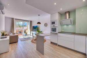 Kuchyňa alebo kuchynka v ubytovaní VB Palm Avenue 1BDR Apt