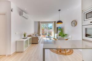 Kuchyňa alebo kuchynka v ubytovaní VB Palm Avenue 1BDR Apt