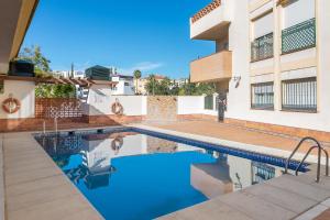 Bazén v ubytovaní VB Palm Avenue 1BDR Apt alebo v jeho blízkosti