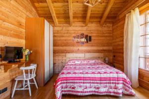 A bed or beds in a room at B&B Chalet Il Picchio