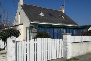 biały płot przed białym domem w obiekcie Maison proche centre ville et plage w mieście Quiberon