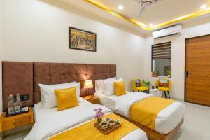 Ein Bett oder Betten in einem Zimmer der Unterkunft The Social Stays Jaipur formerly ArtBuzz