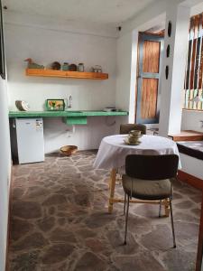 cocina con mesa, mesa y sillas en Casa Norte, en Baia das Gatas