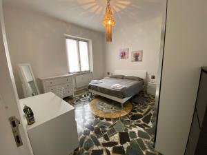 a bedroom with a bed and a chandelier at La perla in Chiavari