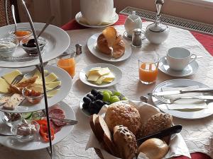 una mesa con platos de desayuno. en Gutshaus Neu Farpen, en Neuburg