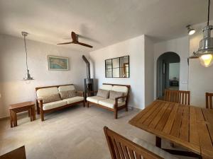 - un salon avec un canapé et une table dans l'établissement ALDEAMAR F1 by SOM Menorca, à Son Parc