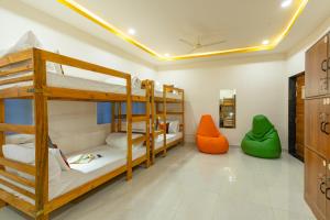 Ein Bett oder Betten in einem Zimmer der Unterkunft The Social Stays Jaipur formerly ArtBuzz