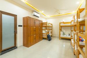 Ein Bett oder Betten in einem Zimmer der Unterkunft The Social Stays Jaipur formerly ArtBuzz