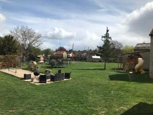 un parque con parque infantil y equipo de juegos en L'esprit de famille en Saint-Parres-lès-Vaudes