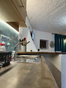 Kuchyň nebo kuchyňský kout v ubytování Ciel apartment, 5 minutes walk from Ipsos beach!