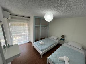 Postel nebo postele na pokoji v ubytování Ciel apartment, 5 minutes walk from Ipsos beach!