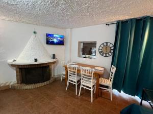 TV a/nebo společenská místnost v ubytování Ciel apartment, 5 minutes walk from Ipsos beach!