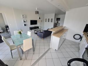 Televízia a/alebo spoločenská miestnosť v ubytovaní Grand appartement lumineux