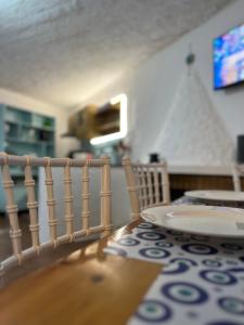 TV a/nebo společenská místnost v ubytování Ciel apartment, 5 minutes walk from Ipsos beach!