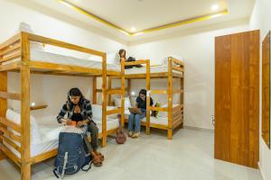 Ein Etagenbett oder Etagenbetten in einem Zimmer der Unterkunft The Social Stays Jaipur formerly ArtBuzz