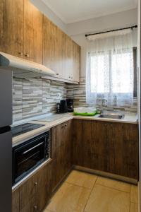 Кухня или мини-кухня в Akis Villa Studios & Apartment with Pool by Hotelius
