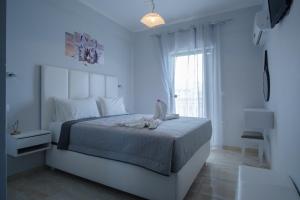 Кровать или кровати в номере Akis Villa Studios & Apartment with Pool by Hotelius