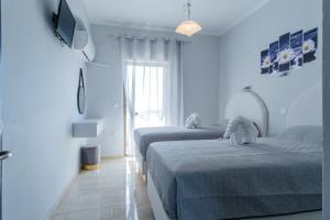 Кровать или кровати в номере Akis Villa Studios & Apartment with Pool by Hotelius