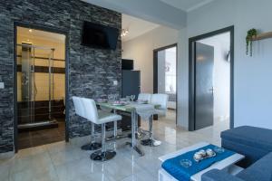 Телевизор и/или развлекательный центр в Akis Villa Studios & Apartment with Pool by Hotelius