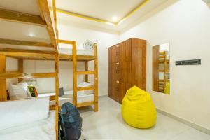 Ein Bett oder Betten in einem Zimmer der Unterkunft The Social Stays Jaipur formerly ArtBuzz