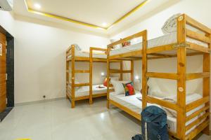 Ein Bett oder Betten in einem Zimmer der Unterkunft The Social Stays Jaipur formerly ArtBuzz