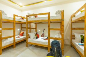 Ein Bett oder Betten in einem Zimmer der Unterkunft The Social Stays Jaipur formerly ArtBuzz